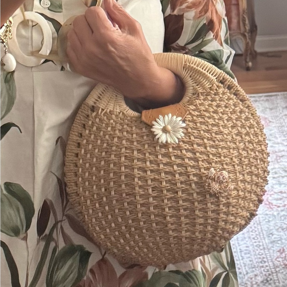 Elegant beige Woven straw bag with 🌼 daisy and bumble bee 🐝 broaches. - Picture 7 of 11